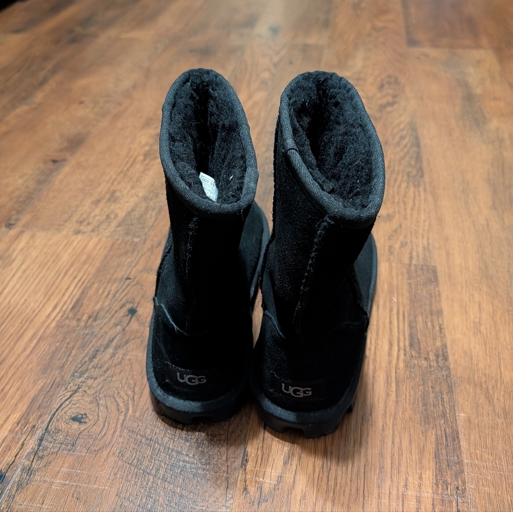 Ugg Essential Short Boots Black Size 7 View 4